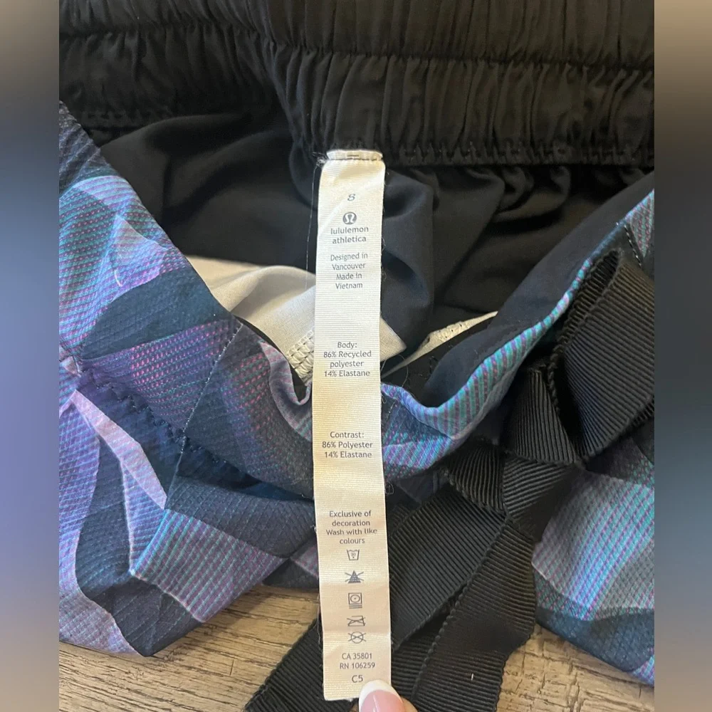 Lululemon Spring Break Away Short in Pretty Prism Pattern Size 8 - Picture 4 of 8